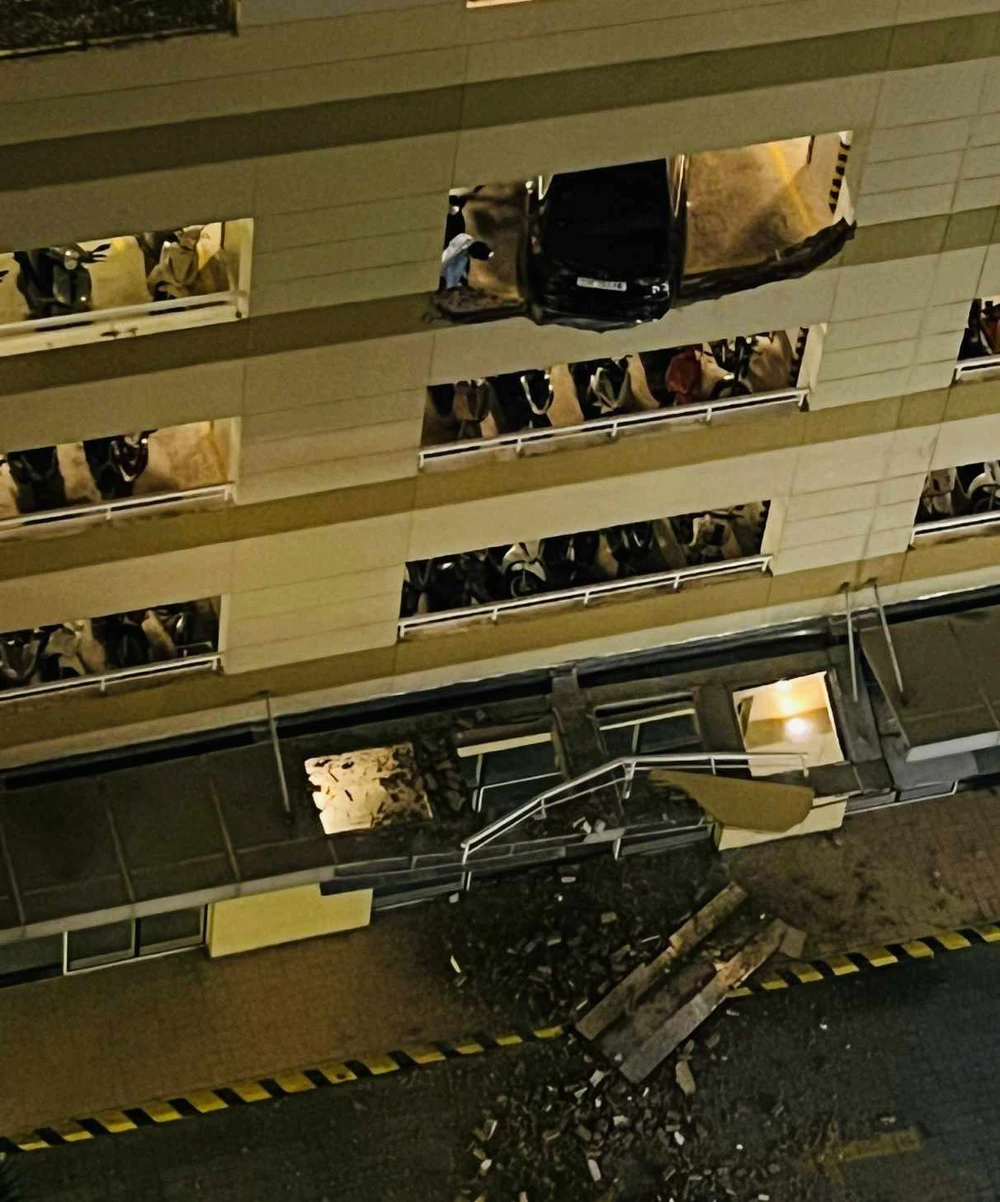 Nữ tài xế điều khiển ô tô .jpg