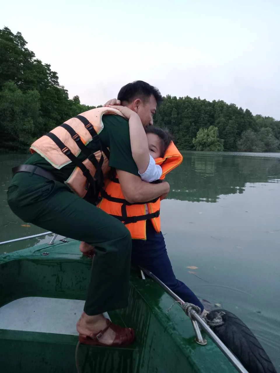 Cha dùng vỏ lãi chở con gái ra bè cá thì bị lật trên sông Thị Vải