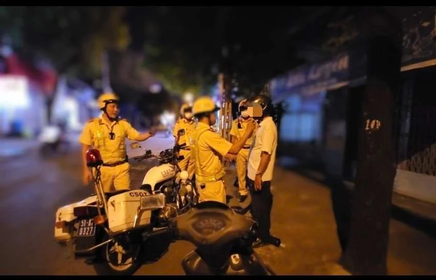 Bị CSGT đo nồng độ cồn, người vi phạm nói “mình chung chuyên ngành mà”