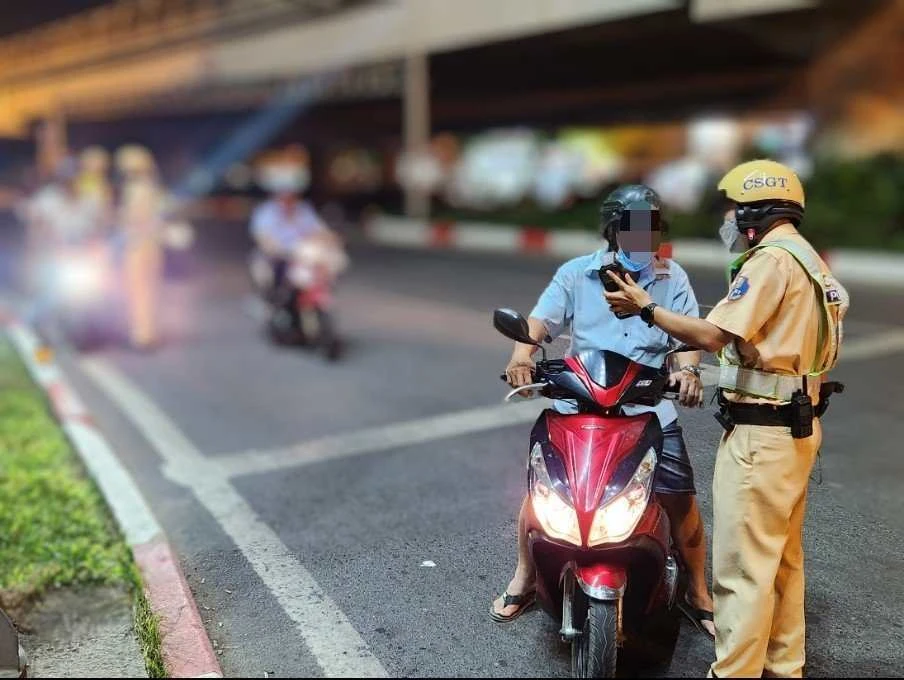 Bị đo nồng độ cồn: Người nói uống 1 lon, người cho biết nhậu để được trả lương