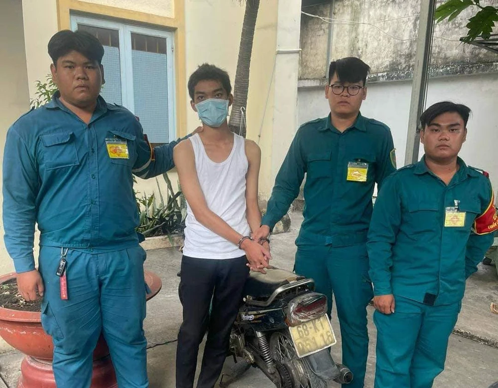 Công an, dân quân cùng người dân vay bắt kẻ trộm xe máy