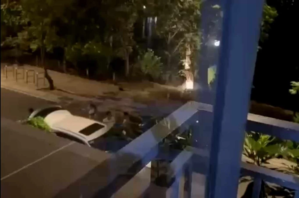 Xôn xao clip người lạ kéo đến dưới nhà Nam Em