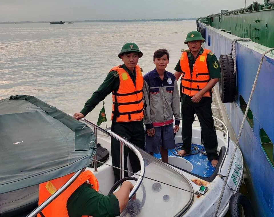 Dự kiến 3 ngày sẽ trục vớt xong sà lan chìm ở Cần Giờ