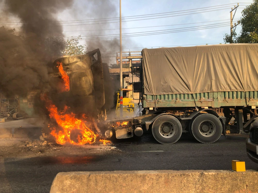 Giao thông cửa ngõ phía đông TP.HCM ảnh hưởng do xe container cháy