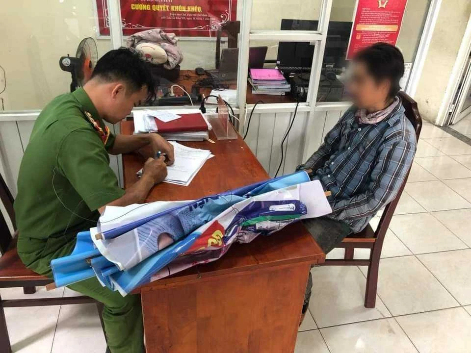 Xử phạt 3 người dán quảng cáo hút hầm cầu, đất nền… sai quy định tại Thủ Đức