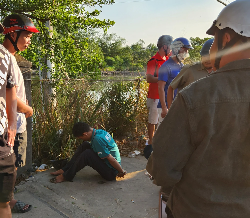 Giật túi xách của bà cụ tại TP Thủ Đức thì bị người dân vây bắt