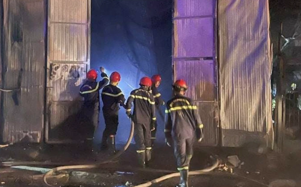 Cháy nhà kho lúc rạng sáng, nhiều tài sản bị thiêu cháy