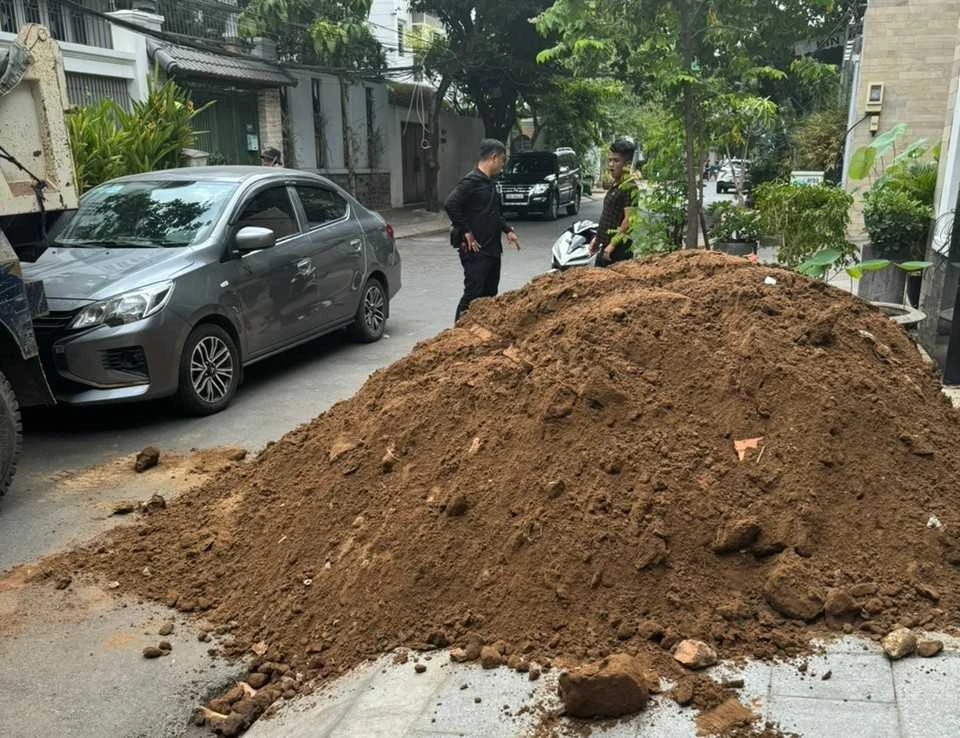 Đòi nợ bằng cách dùng xe ben đổ đất trước biệt thự con nợ