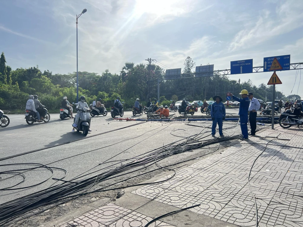 Xe container kéo sập trụ điện làm 1 cháu bé bị thương