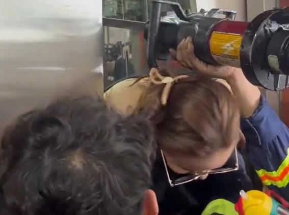 Công an giải cứu người mắc kẹt trong thang máy và hướng dẫn cách thoát nạn