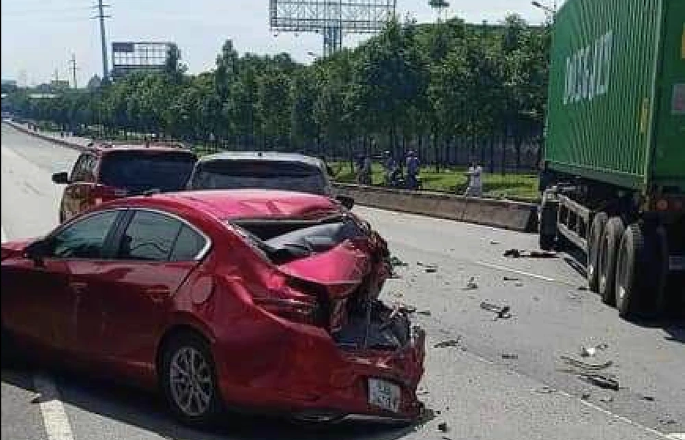 Điều tra nguyên nhân, thiệt hại vụ tai nạn liên hoàn trên xa lộ Hà Nội