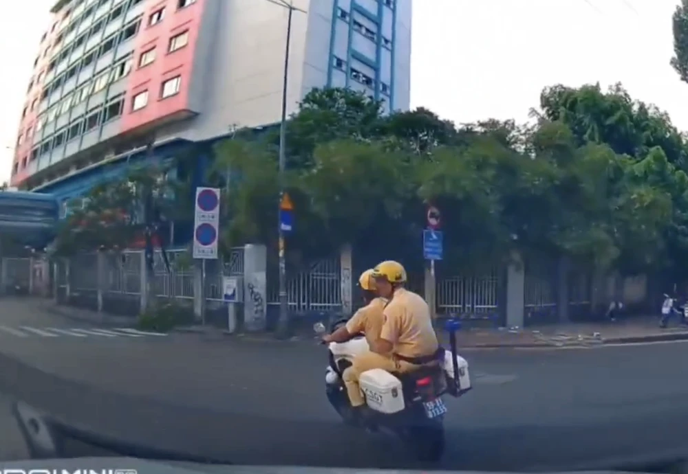 Video CSGT mở đường cho xe chở sản phụ đi cấp cứu