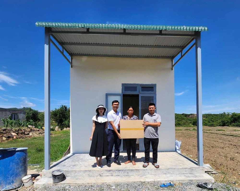 Trao nhà và hai con bò hỗ trợ gia đình bà K Rin