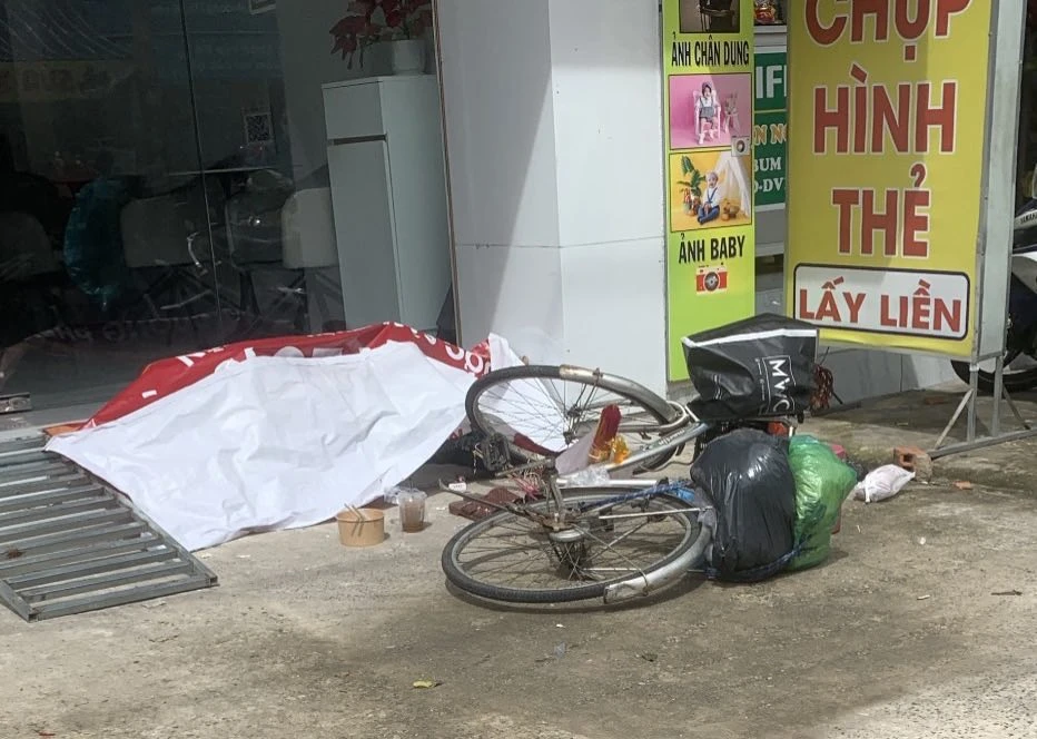 Người đàn ông không rõ lai lịch tử vong trên vỉa hè tại TP Thủ Đức