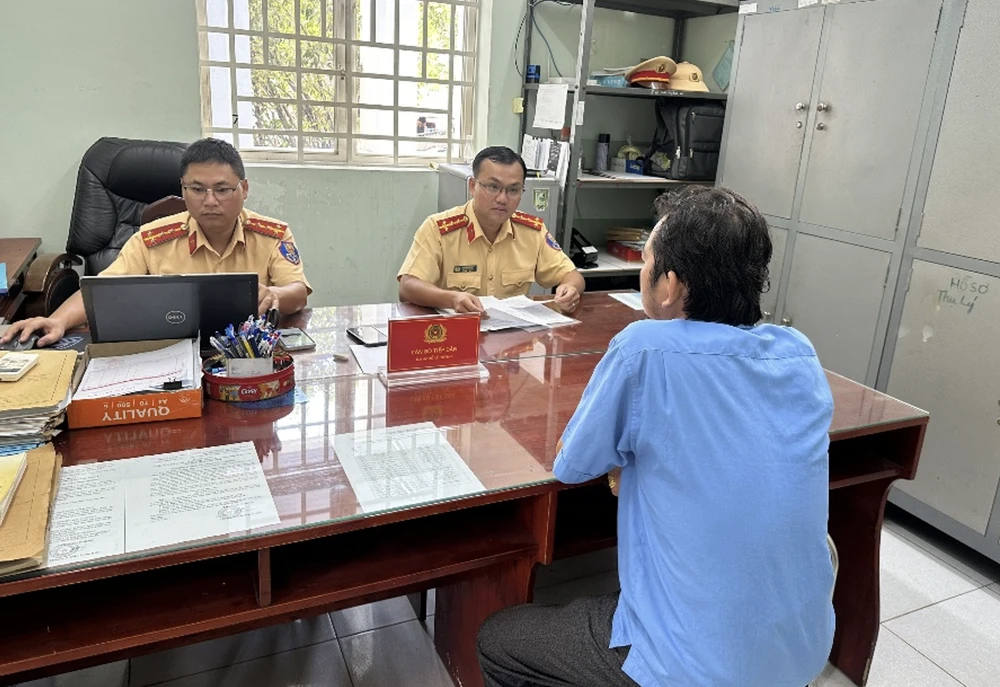 Từ clip trên mạng, CSGT xử phạt tài xế xe buýt vượt đèn đỏ trên QL 22