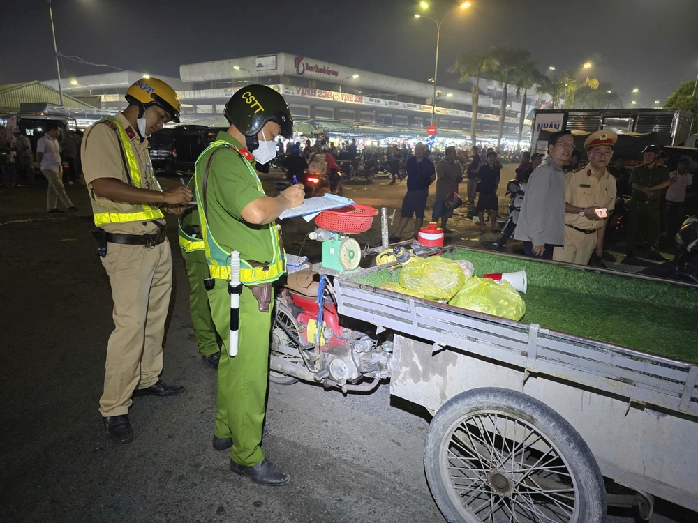 Cảnh sát lập biên bản hơn 2000 xe vi phạm tại chợ đầu mối Hóc Môn