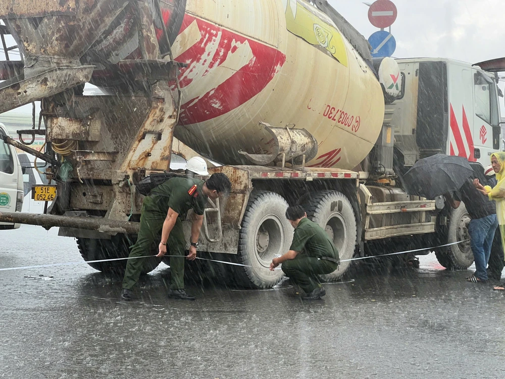 Cảnh sát dầm mưa điều tra tai nạn khiến 2 nữ sinh tử vong