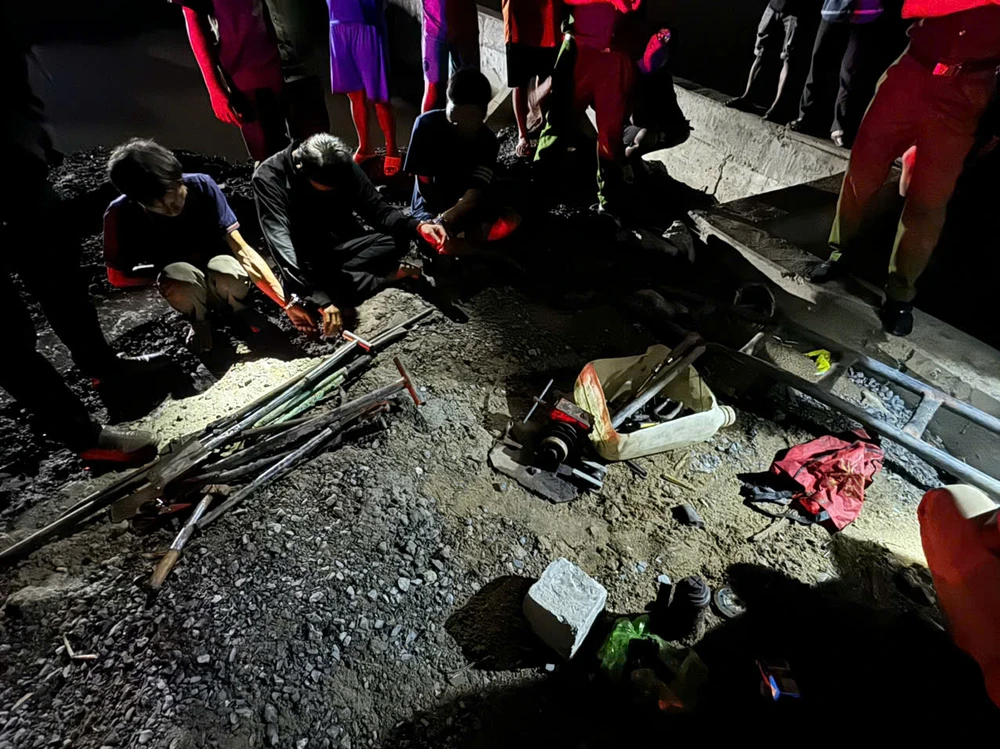 CSGT TP.HCM bắt nhóm trộm trên sông, phát hiện người dương tính ma tuý