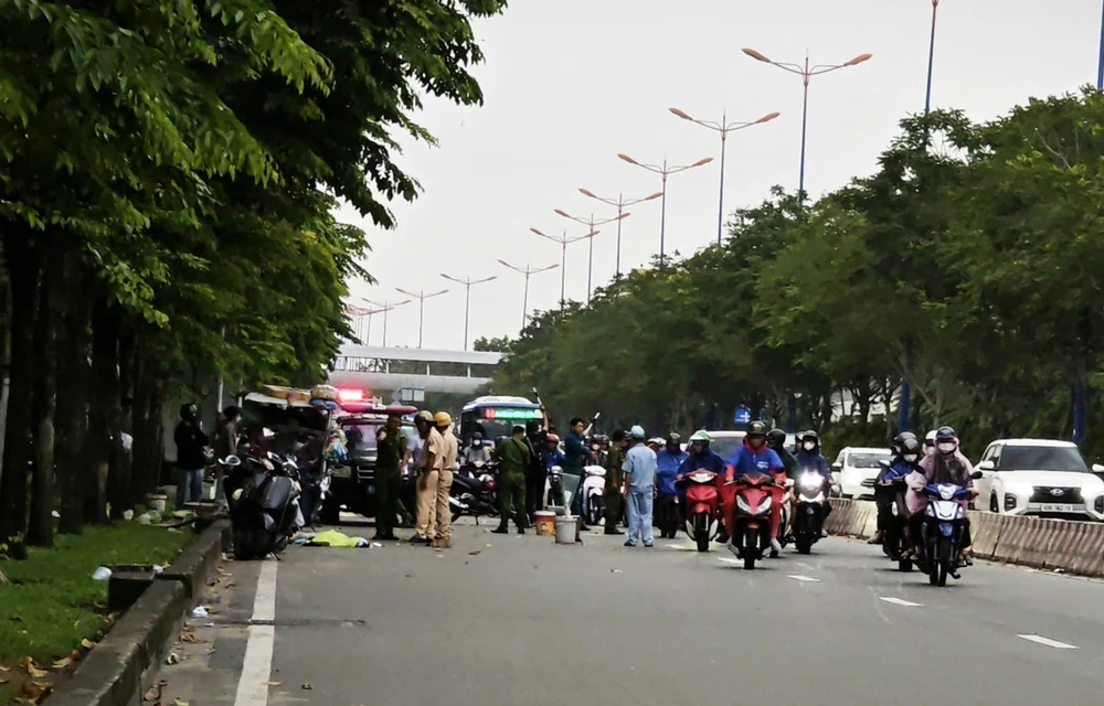 Người phụ nữ bán hoa bị xe máy tông tử vong tại TP Thủ Đức