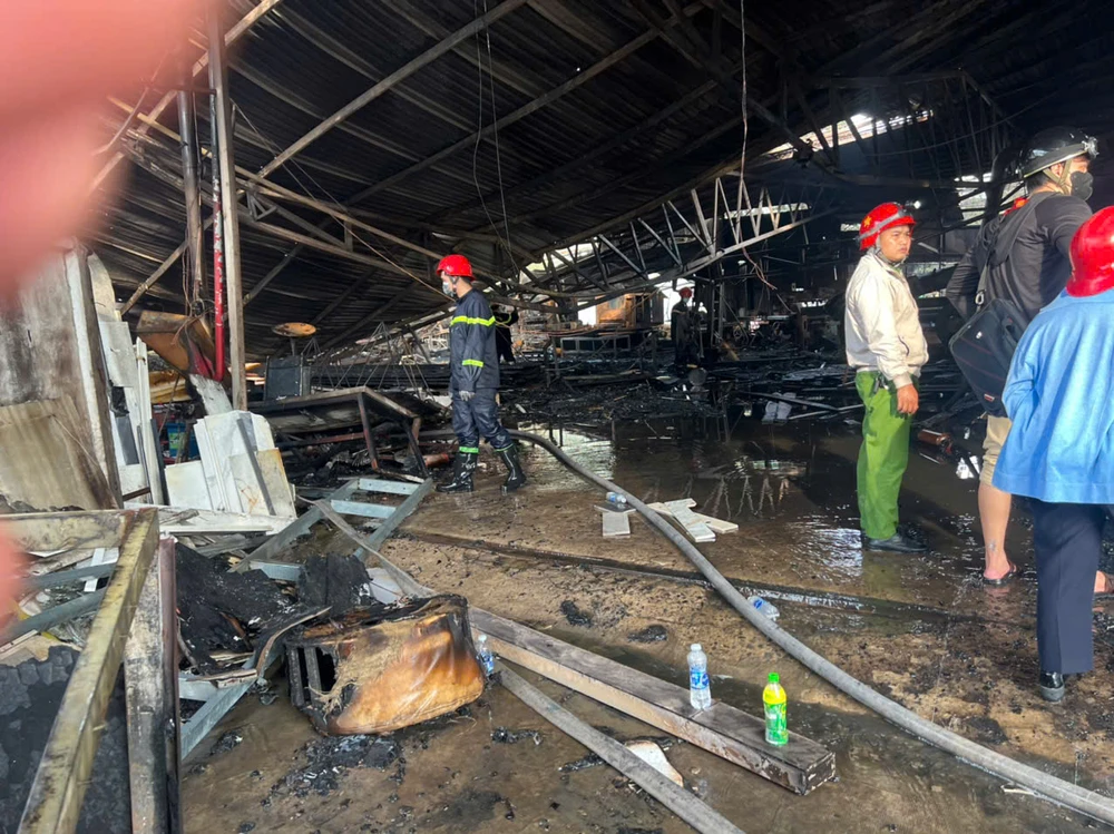 Công nhân cắt sắt gây cháy rụi xưởng gỗ tại TP Thủ Đức