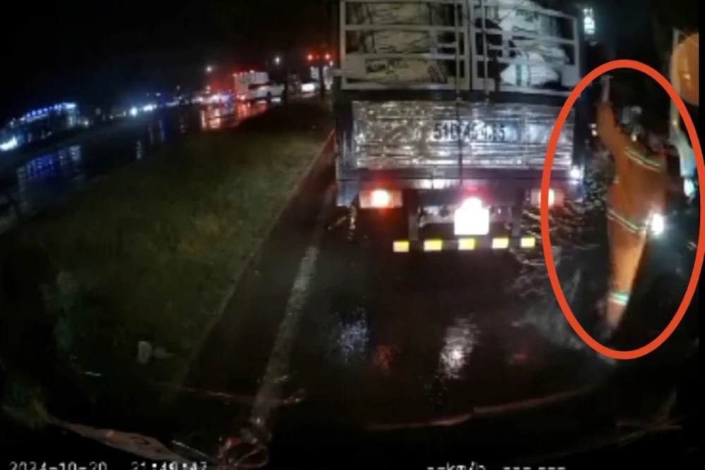 Xin vượt không được, tài xế xe chở rác đập gãy kính chiếu hậu taxi