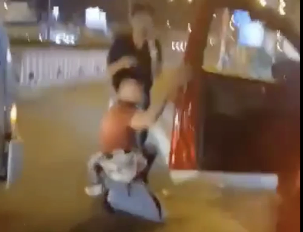 Mâu thuẫn khi tham gia giao thông, tài xế xe bán tải bị đâm lộ ruột