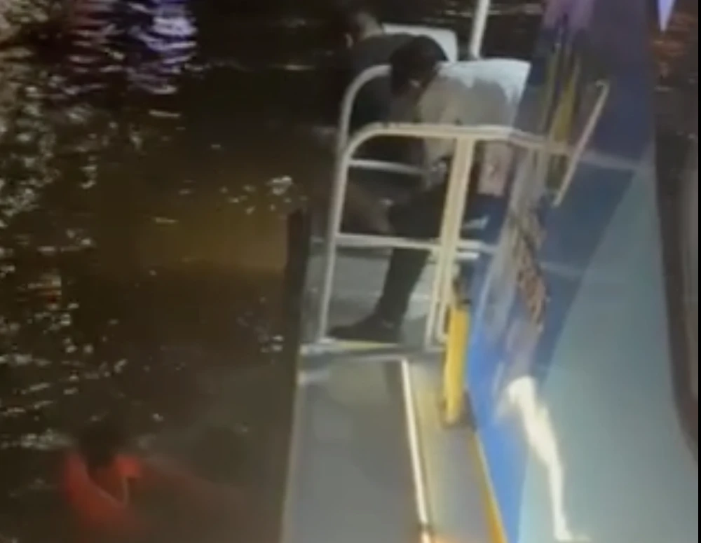 Nhân viên buýt sông cứu người nhảy cầu Sài Gòn'