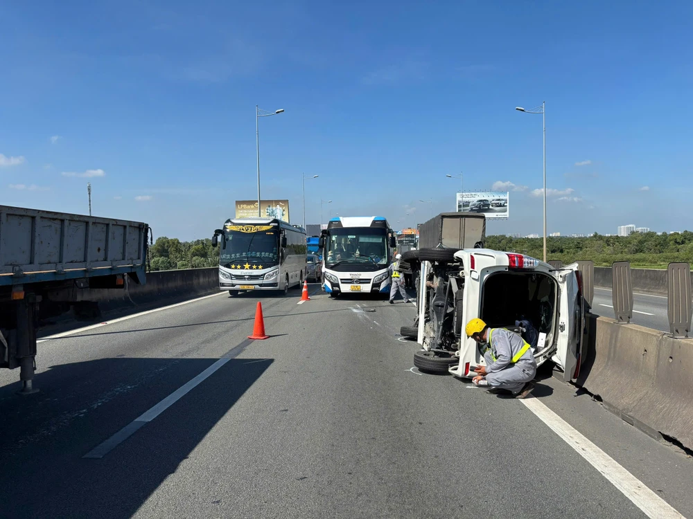 Ô tô 7 chỗ lật trên cao tốc sau khi va chạm với xe khác