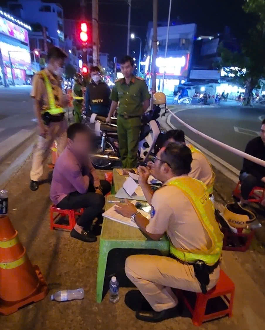 1 người xưng nhà báo lái ô tô vi phạm nồng độ cồn không ký biên bản'