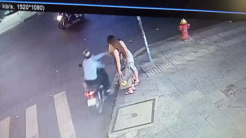 Công an tìm đối tượng giật điện thoại người nước ngoài