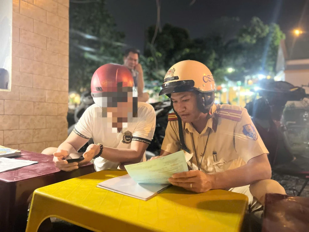 CSGT TP Thủ Đức xử phạt 56 người vi phạm nồng độ cồn trong 1 đêm