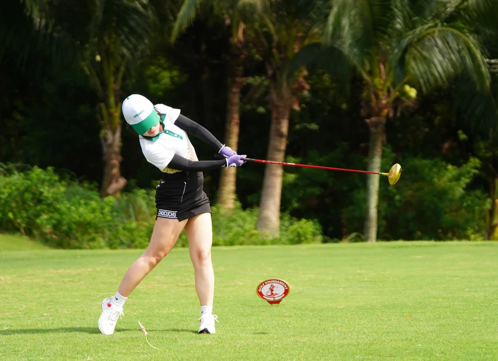 Golfer tranh tài để trang bị máy tính cho học sinh tỉnh Khánh Hoà