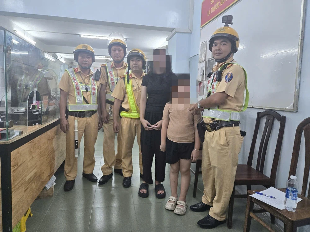 CSGT kịp tìm người thân cho cháu bé 7 tuổi đi lạc trước khoảnh khắc giao thừa