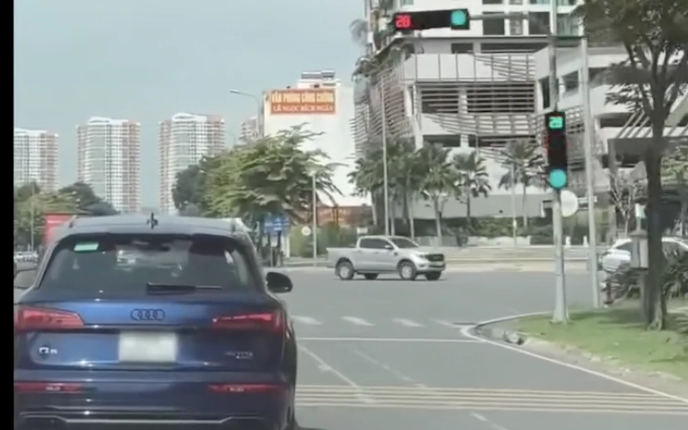 Đề nghị người quay clip xe Audi đi đến đâu đèn tín hiệu giao thông nhảy loạn xạ đến đó đến công an làm việc