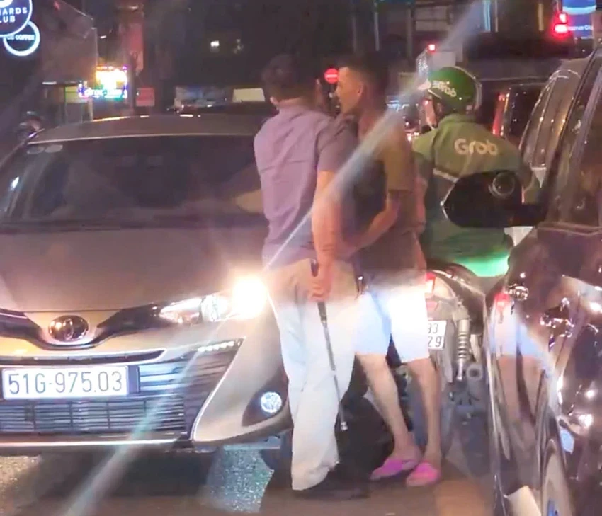 dieu-tra-vu-cam-gay-dap-dau-xe-om-cong-nghe-roi-bo-chay-o-binh-thanh-2-4841-704.jpg