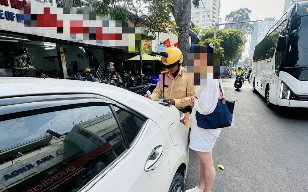 Đi xe máy không đi bên phải theo chiều của mình bị phạt 700 ngàn đồng