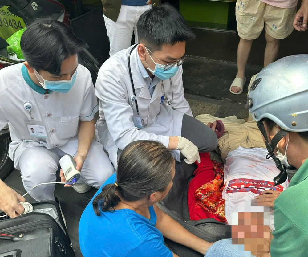 CSGT đưa cụ ông 70 tuổi lái siêu xe Lamborghini đi cấp cứu