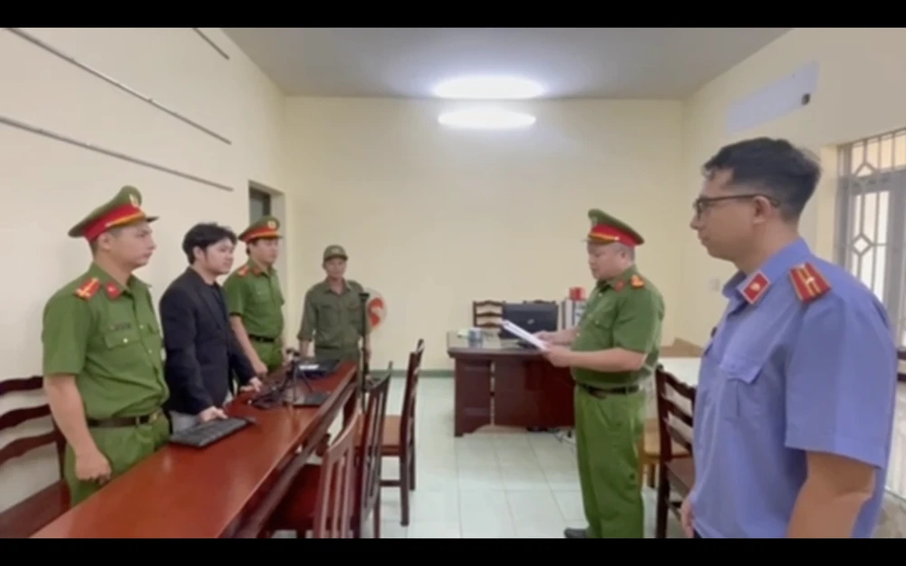 Bị bắt vì lên mạng xã hội nói không đúng sự thật về cơ sở thẩm mỹ viện