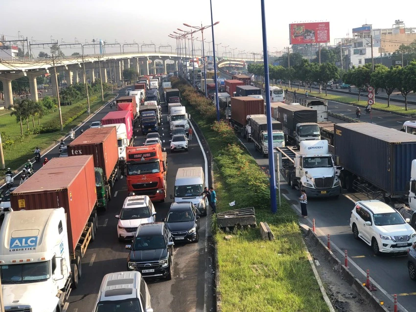CSGT nói nguyên nhân ùn xe kéo dài tại phía Đông TP.HCM