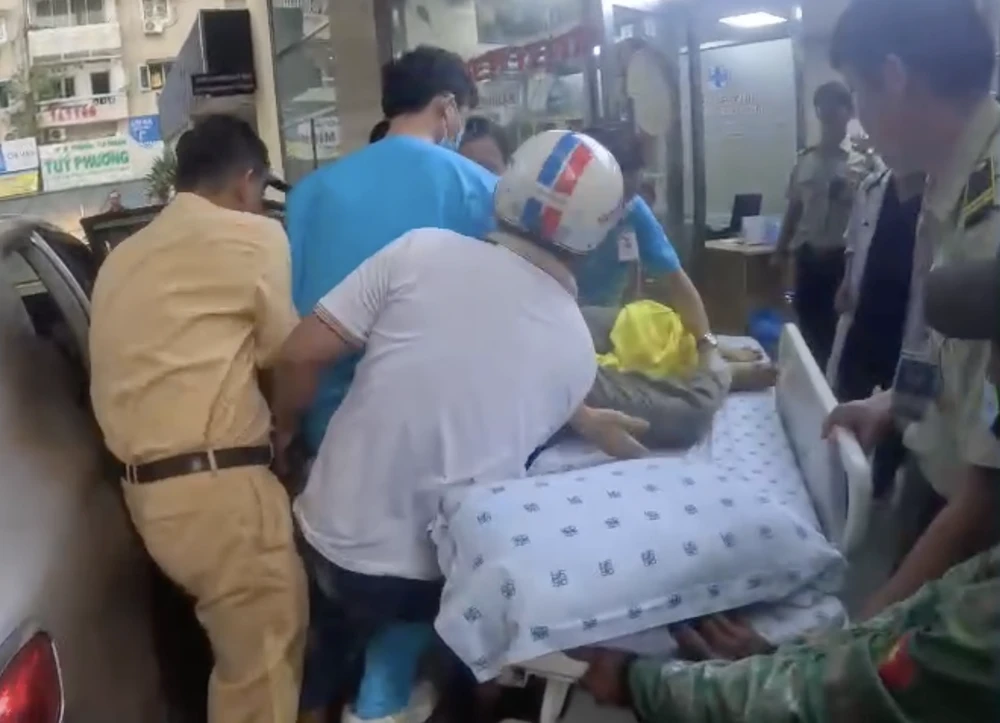 CSGT mở đường cho xe chở người bị điện giật đi cấp cứu