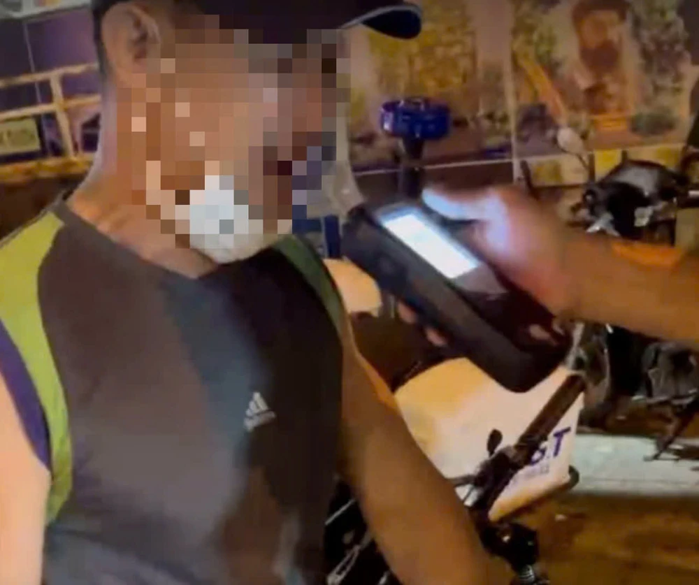 Nhiều người đi xe đạp vi phạm nồng độ cồn kịch khung bị CSGT xử phạt