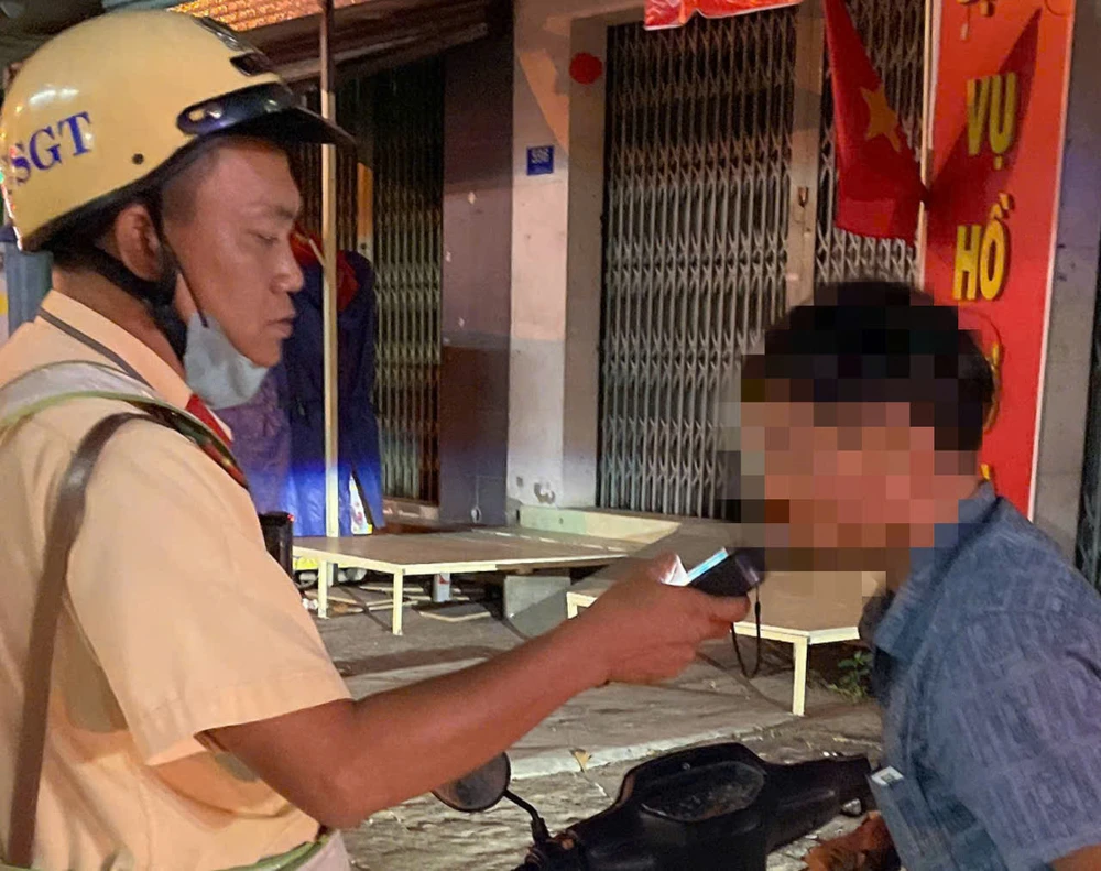 Nhấp nhấp tí bia chúc Tết cũng bị phạt nồng độ cồn