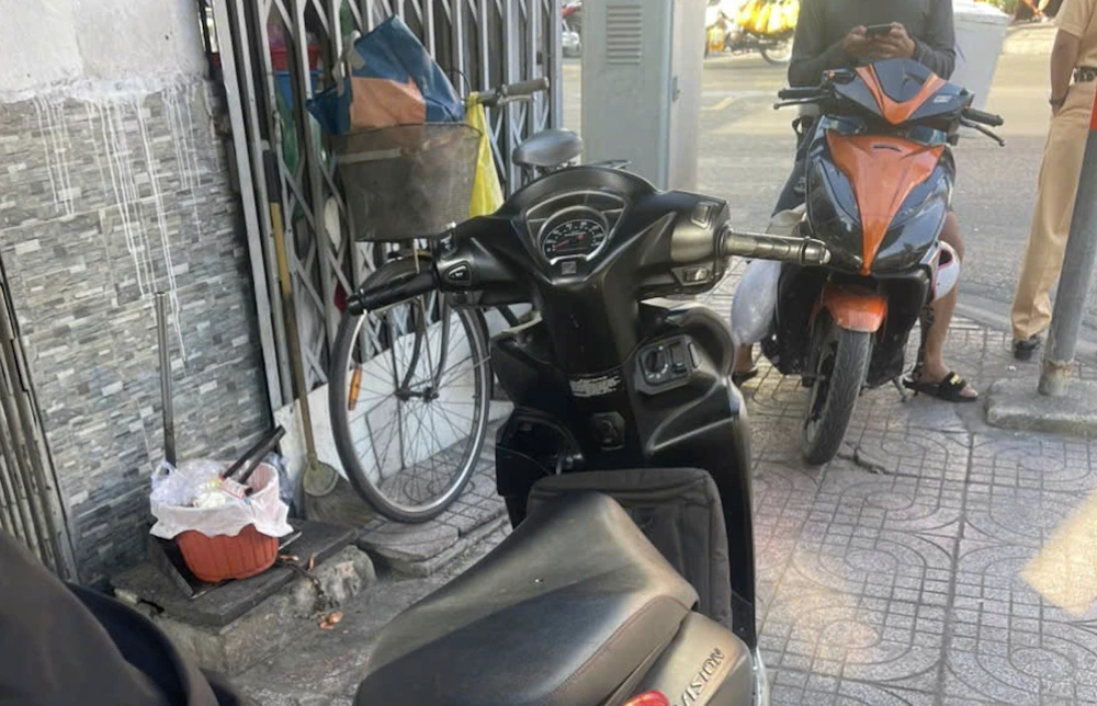 CSGT xử phạt xe máy không có gương chiếu hậu bên trái