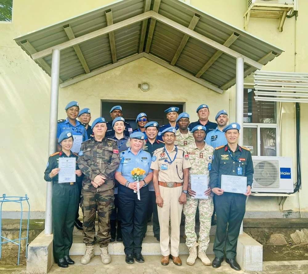 Trao-giay-khen-cho-si-quan-cong-an-viet-nam-1.jpg