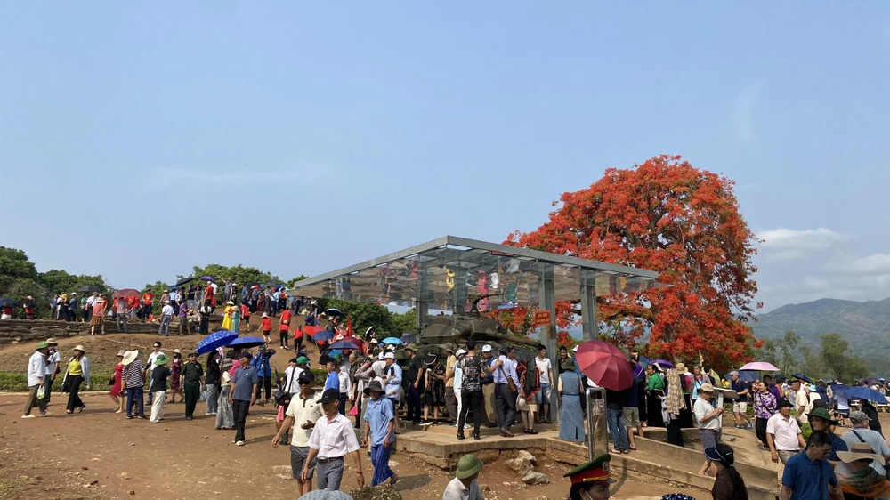 Hàng vạn người tham quan Đồi A1 trước ngày đại lễ chiến thắng Điện Biên Phủ