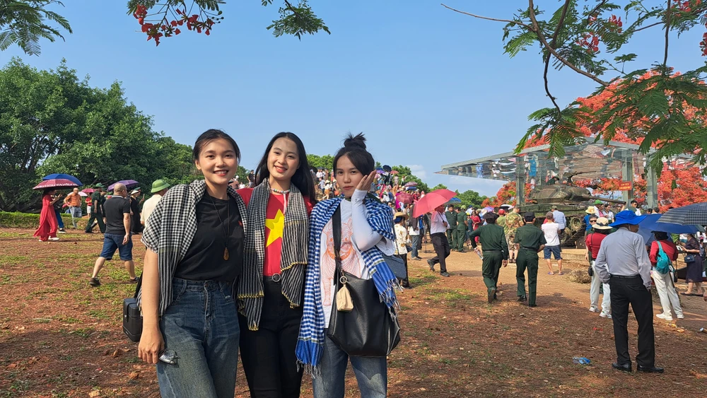 Hàng vạn người tham quan Đồi A1 trước ngày đại lễ chiến thắng Điện Biên Phủ