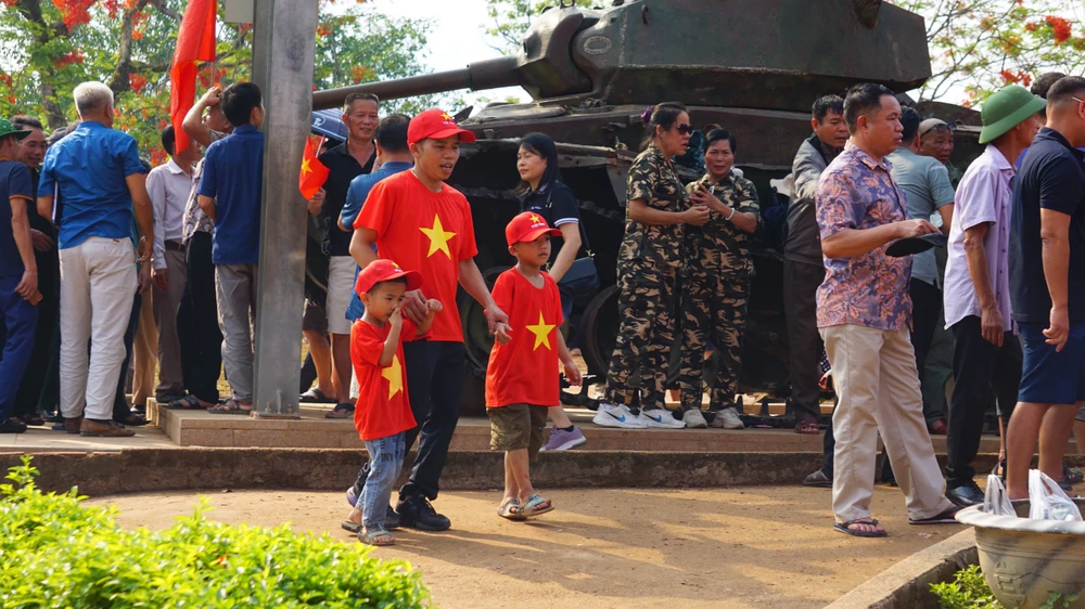 Hàng vạn người tham quan Đồi A1 trước ngày đại lễ chiến thắng Điện Biên Phủ