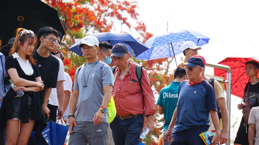Hàng vạn người tham quan Đồi A1 trước ngày đại lễ chiến thắng Điện Biên Phủ