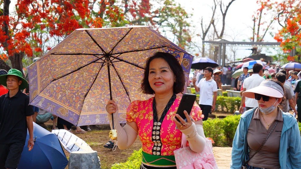 Hàng vạn người tham quan Đồi A1 trước ngày đại lễ chiến thắng Điện Biên Phủ