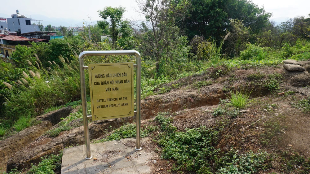 Hàng vạn người tham quan Đồi A1 trước ngày đại lễ chiến thắng Điện Biên Phủ